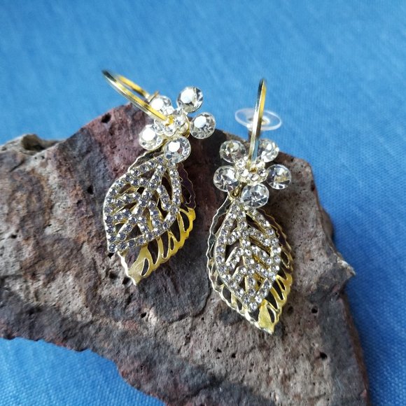 🍂🍁🌰Leaf Leaves Leaves with Clear Stones Earrings - NWOT🌰🍁🍂 - Picture 1 of 4